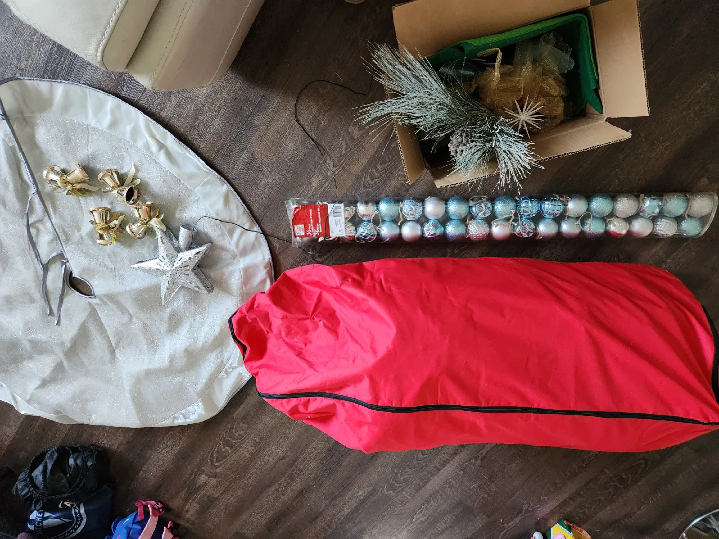 Christmas Tree with Ornaments & Accesories image indicator(4)