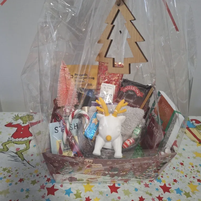 Holiday Gift Basket with Goodies image indicator(3)