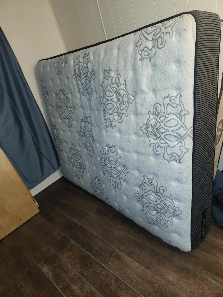 Queen posturpedic pillowtop mattress