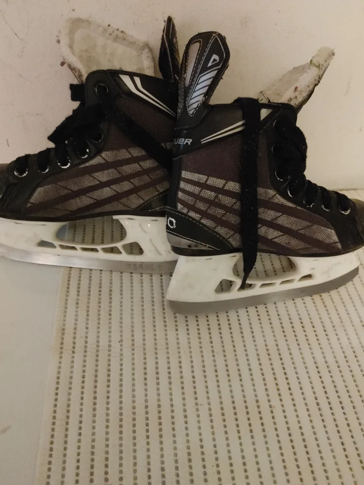 Bauer Youth Hockey Skates - Good Condition- size -Y11