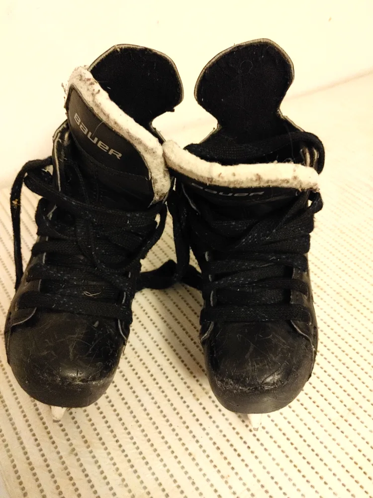 Bauer Youth Hockey Skates - Good Condition- size -Y11 image indicator(2)