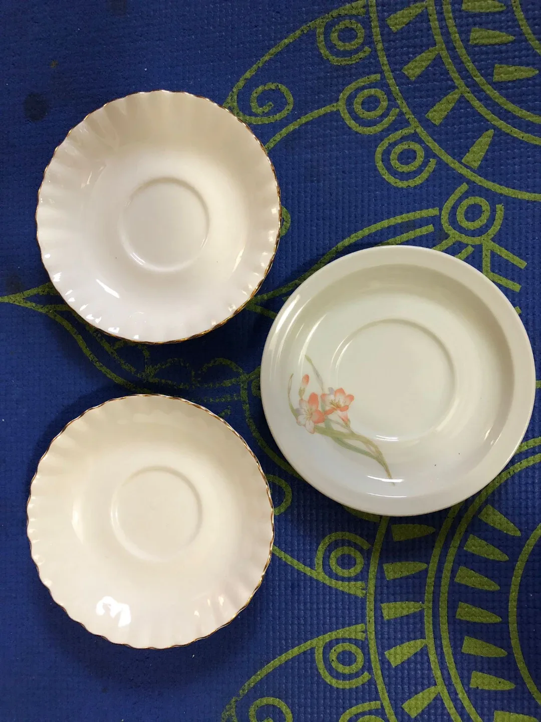 Assorted saucers and tea cups image indicator(3)