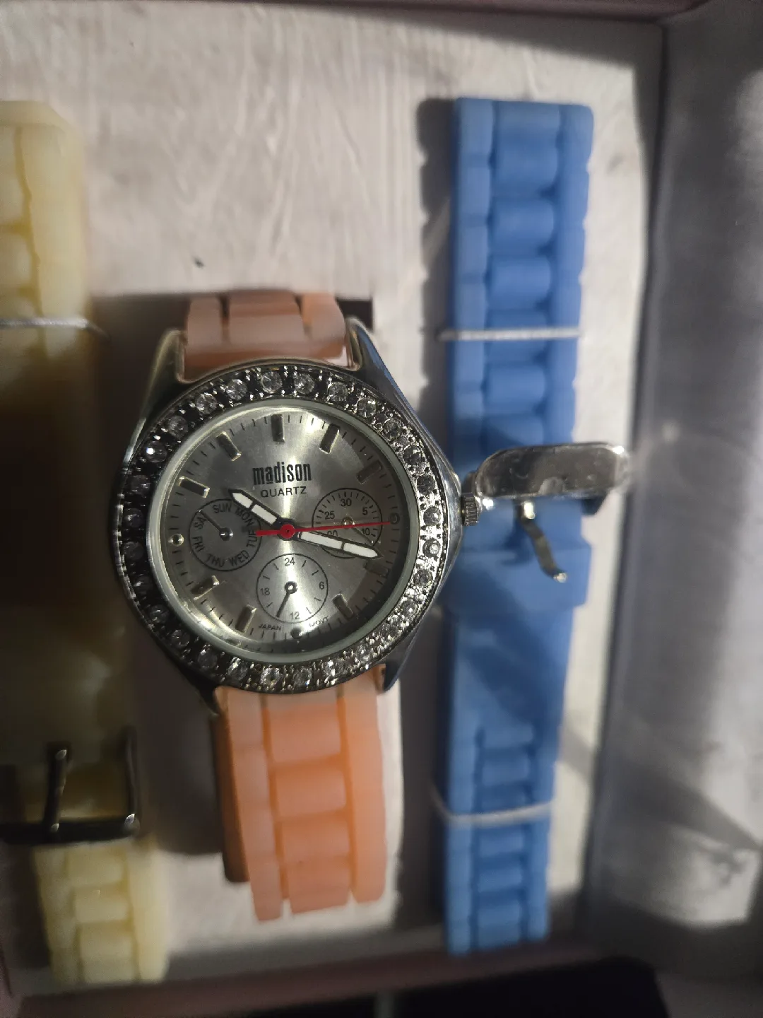 Madison Quartz Watch with Interchangeable Bands image indicator(3)