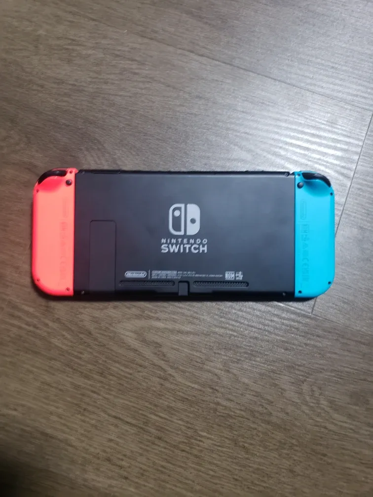 Nintendo Switch Console with 2 games image indicator(8)