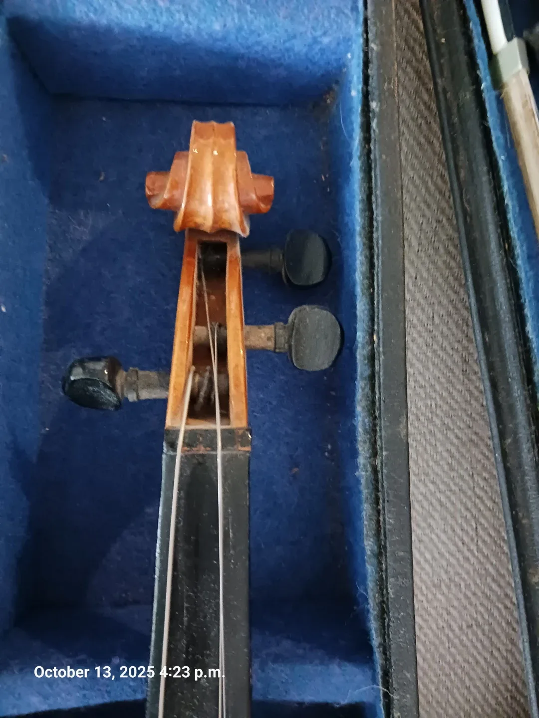 Violin with Case and Bow image indicator(3)