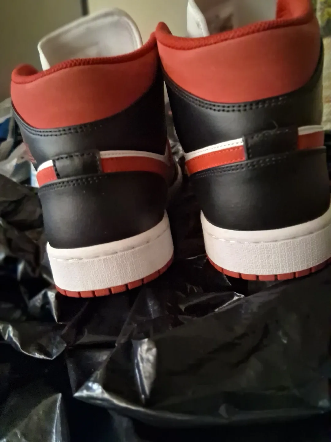 Air Jordan 1 Mid White/Black/Red Sneakers image indicator(3)