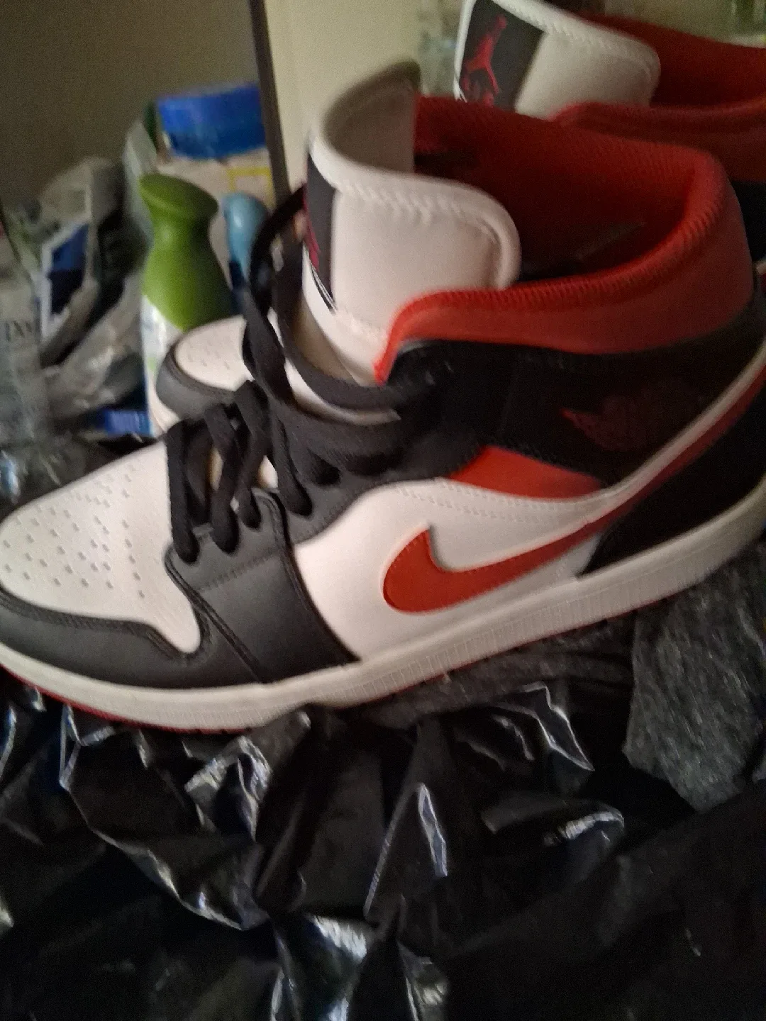 Air Jordan 1 Mid White/Black/Red Sneakers image indicator(4)