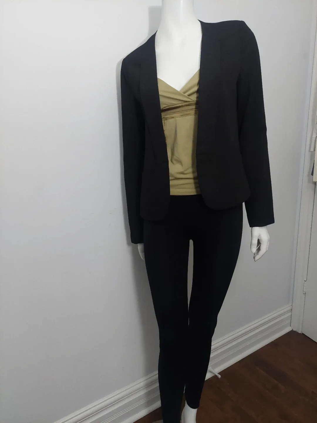 Forever 21 Black Blazer - Size M image indicator(2)