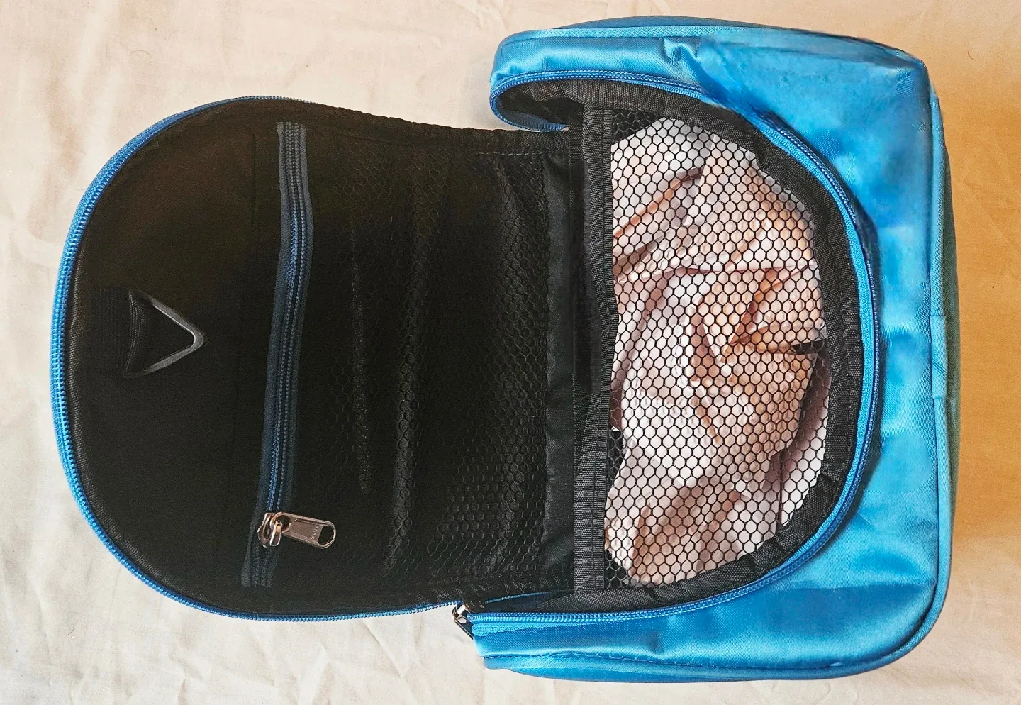 Blue Hanging Toiletry Bag 🔵 image indicator(2)
