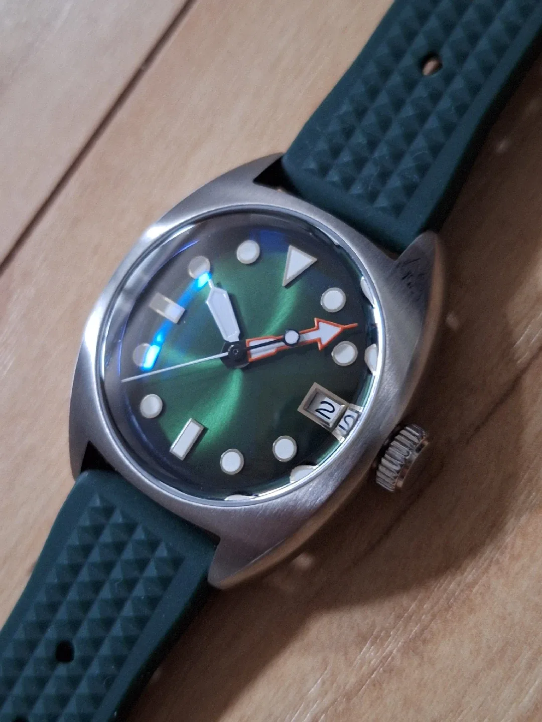 Tandorio Green Dial Automatic Dive Watch image indicator(2)