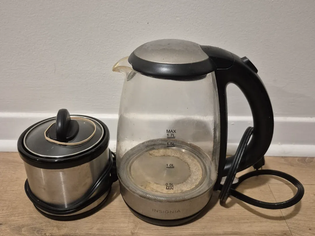 #Cleanout - Insignia Kettle & Small Slow Cooker