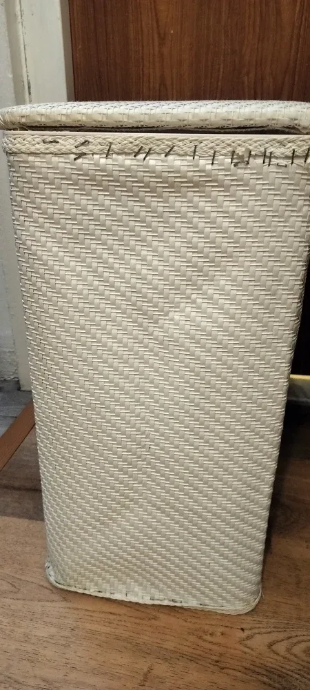 Wicker Laundry Hamper with Lid image indicator(2)
