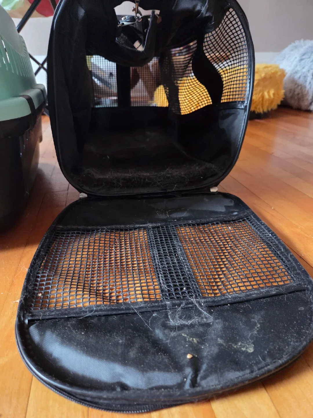 Pet Carriers - Hard Shell & Soft Shell image indicator(4)