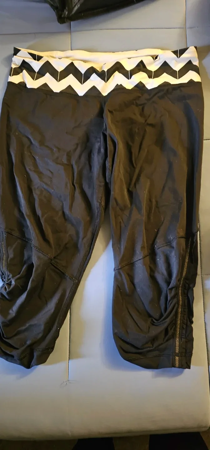 🥕Lululemon Black Capri Leggings size 12🥕 thumbnail