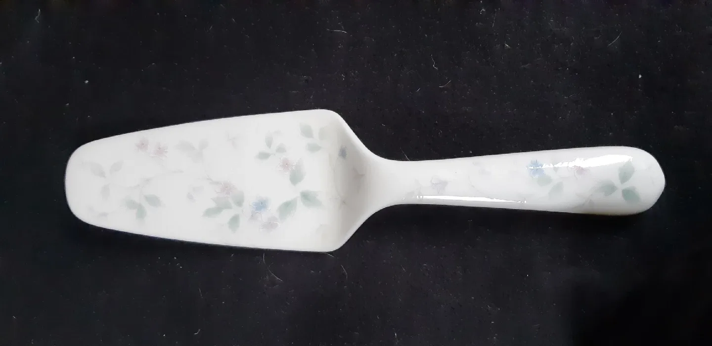 Lovely Set of Serving Pieces image indicator(3)