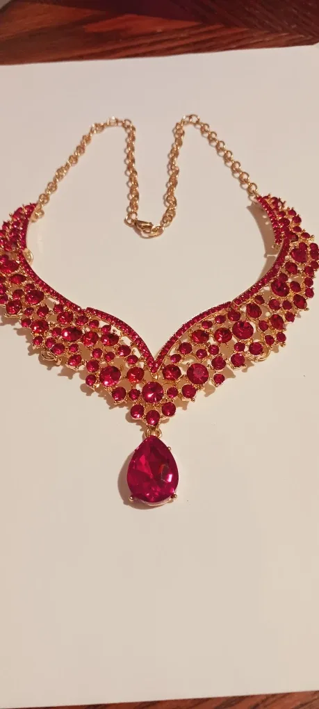 NEW !! Beautiful Holiday Sparkling Statement Necklace
