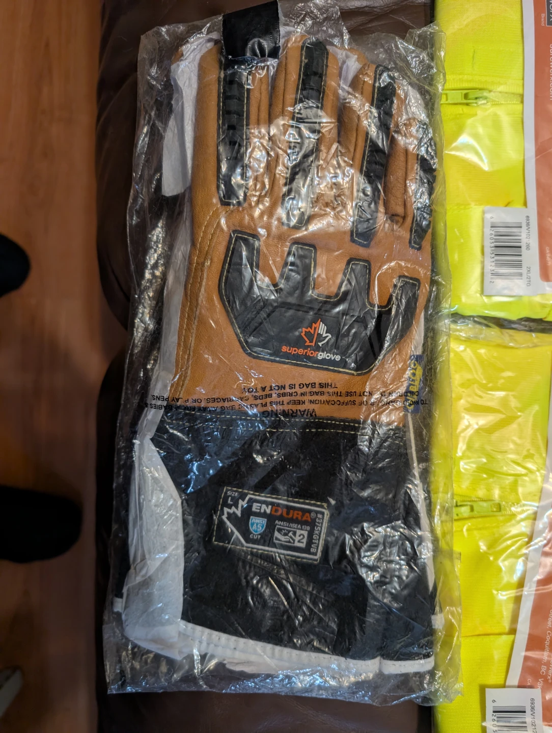 4 sets of new pioneer  high vis vests and gloves - photo 2