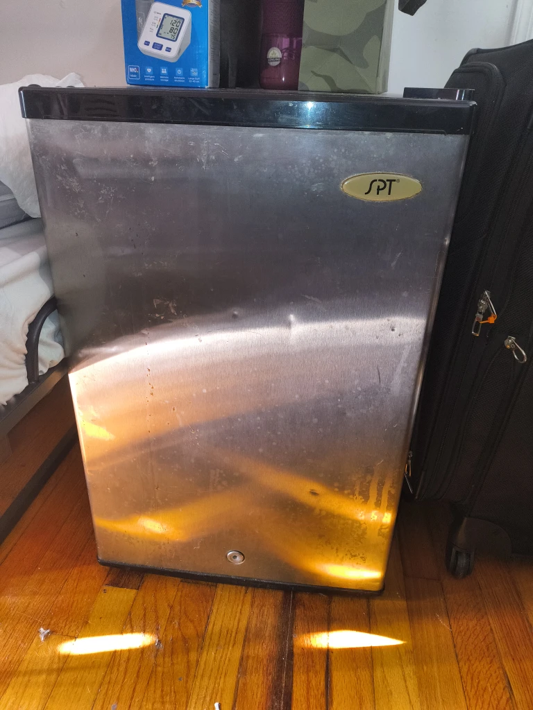 SPT Mini Refrigerator - photo 2