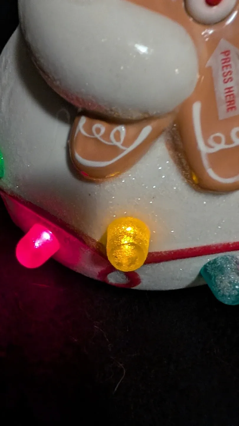 Hallmark's 2010 "Seasons Treatings" Musical Light Up Snowman image indicator(5)