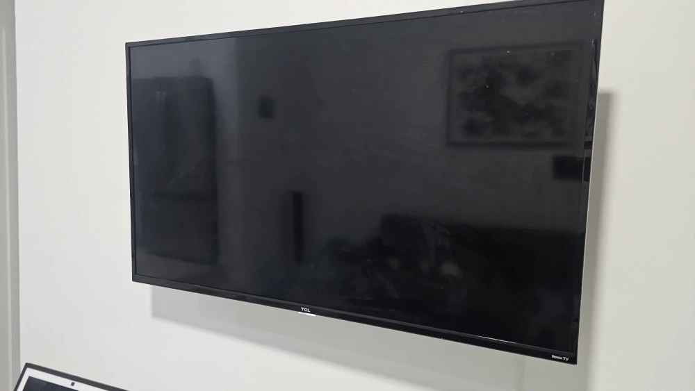TCL 50" 4K HDR Roku TV - Like New!