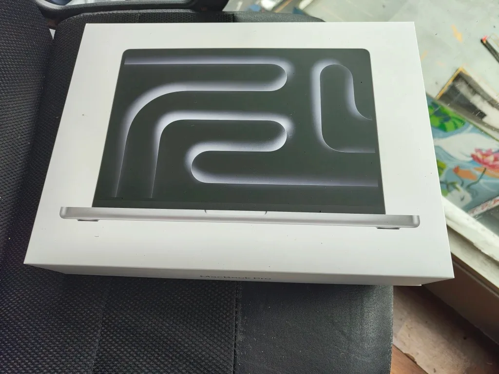 MacBook Pro (Box Only) Free with another of my items