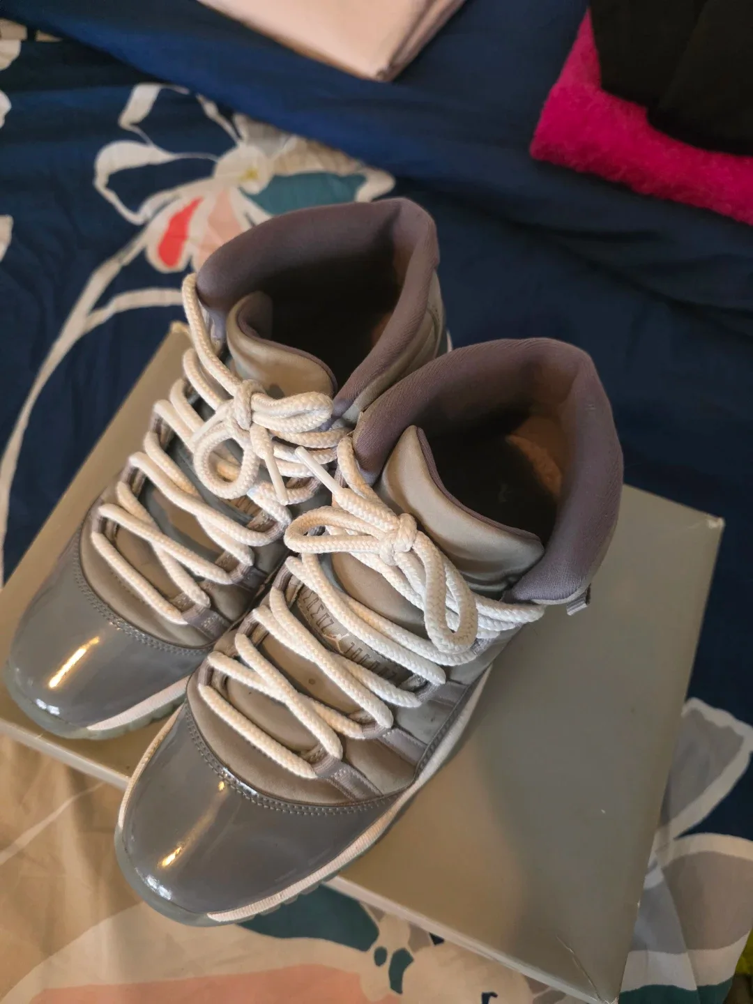 Air Jordan 11 Retro (GS) Size 7Y image indicator(2)