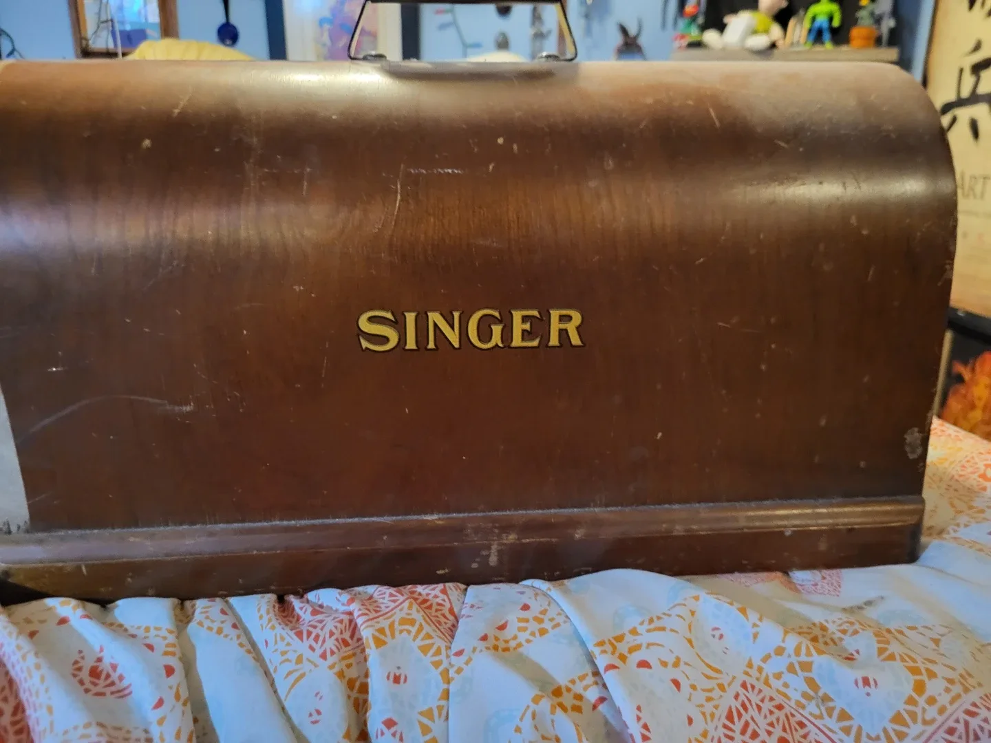Vintage Singer Sewing Machine with Case image indicator(2)