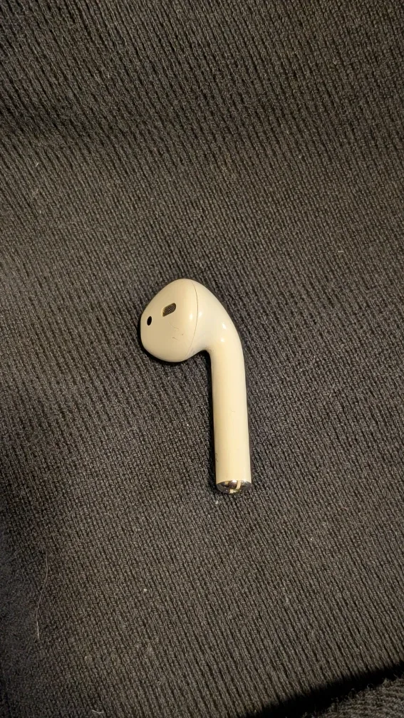 Used Apple Airpod (Single) - Right Ear image indicator(3)