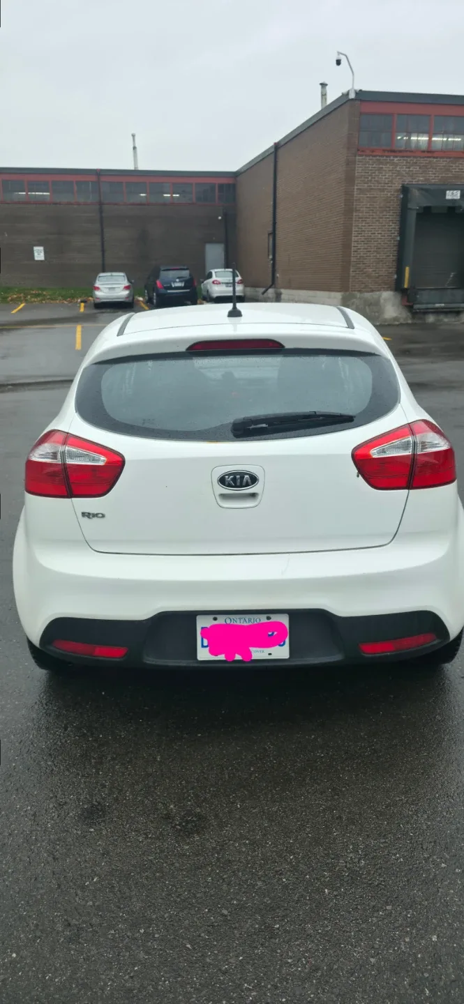 White 2014 Kia Rio 5-Door Hatchback