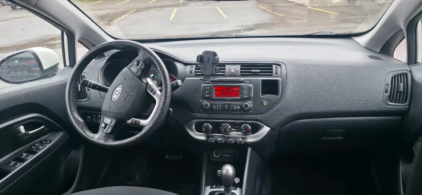 White 2014 Kia Rio 5-Door Hatchback image indicator(4)