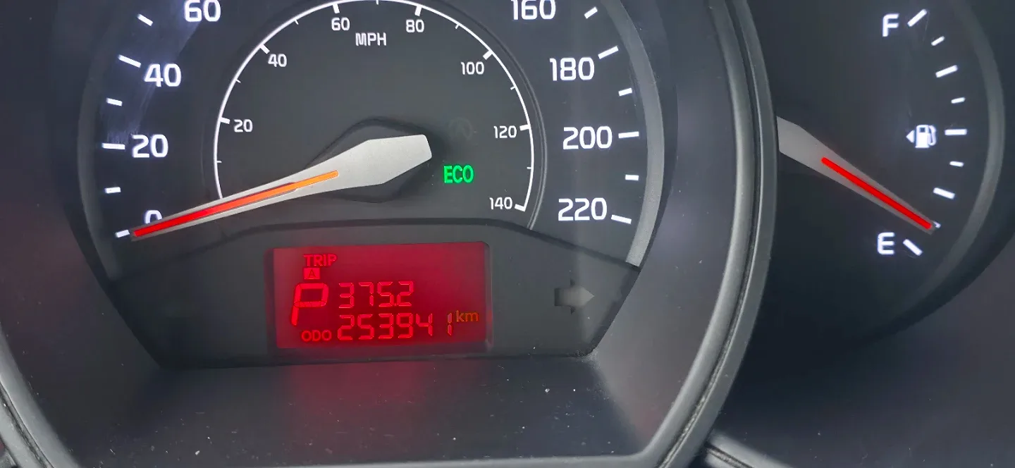 White 2014 Kia Rio 5-Door Hatchback image indicator(5)