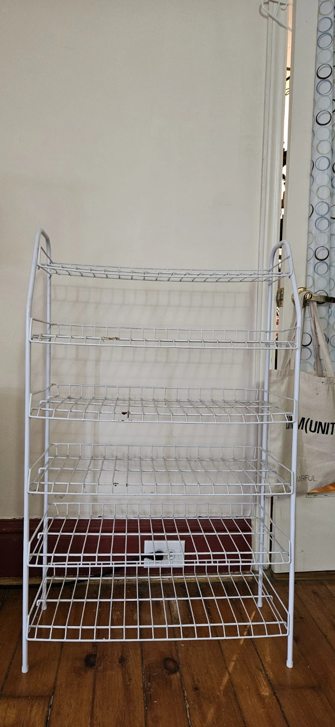 White wire shelf/shoe rack 🥕