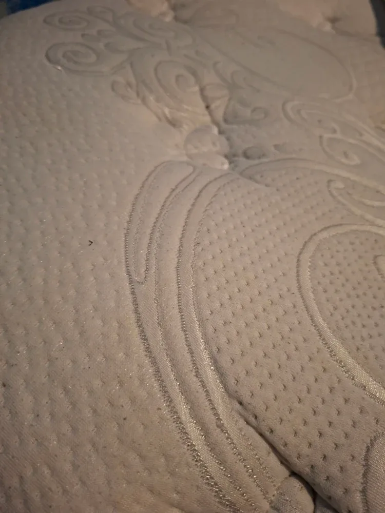 King size mattress, frame, protective cover and sheets image indicator(6)