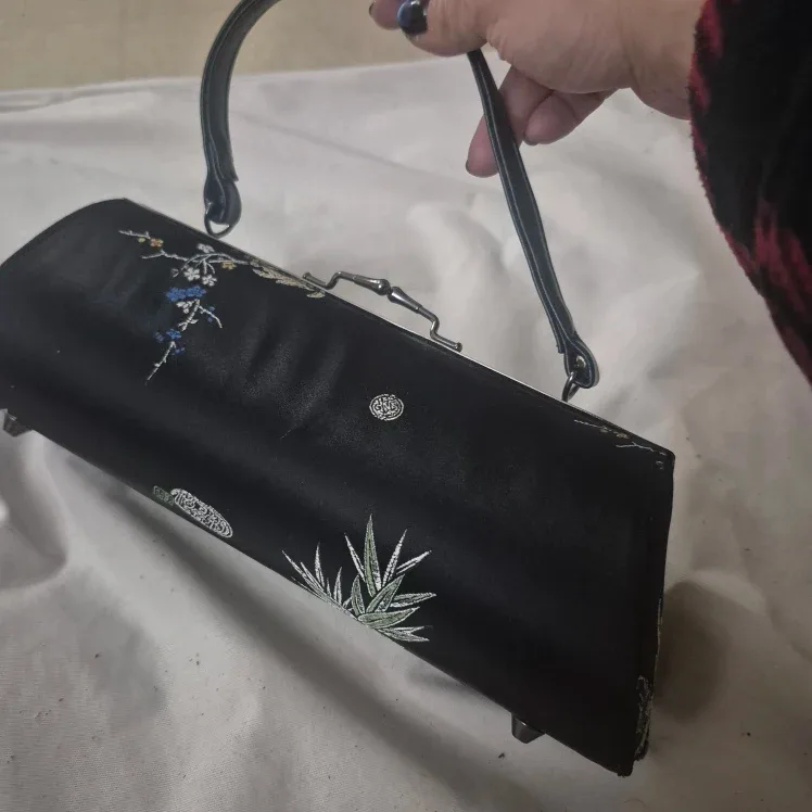 Floral Embroidered Clutch Purse image indicator(2)