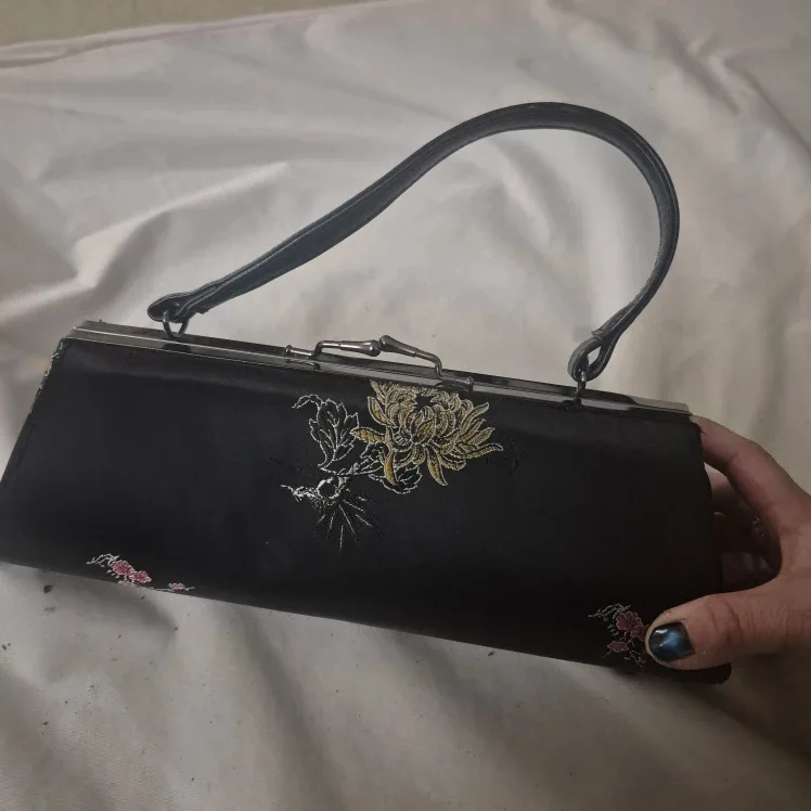 Floral Embroidered Clutch Purse image indicator(3)