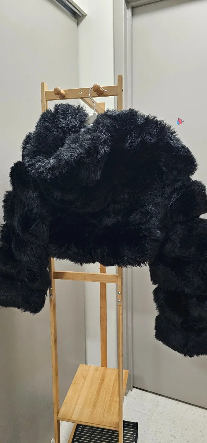 Fashion Black Faux Fur Cropped Jacket - Size M image indicator(4)