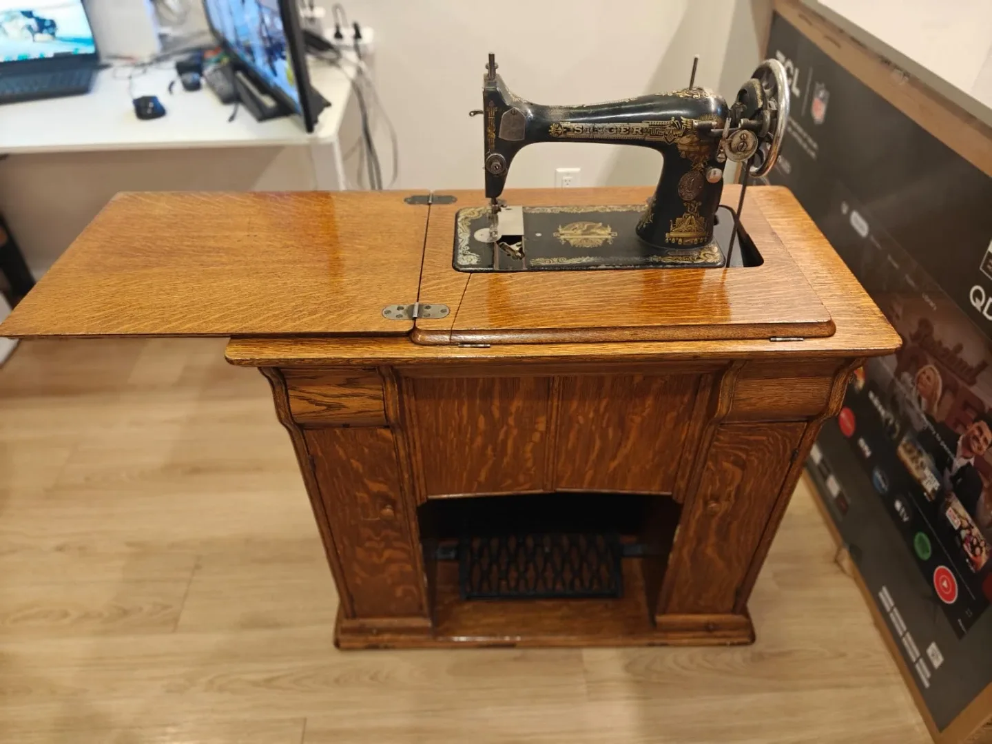 Vintage Singer Sewing Machine with Cabinet image indicator(3)