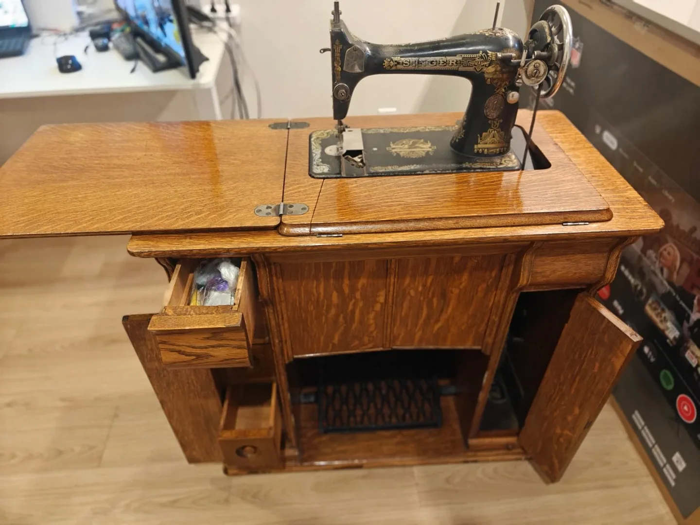Vintage Singer Sewing Machine with Cabinet image indicator(4)