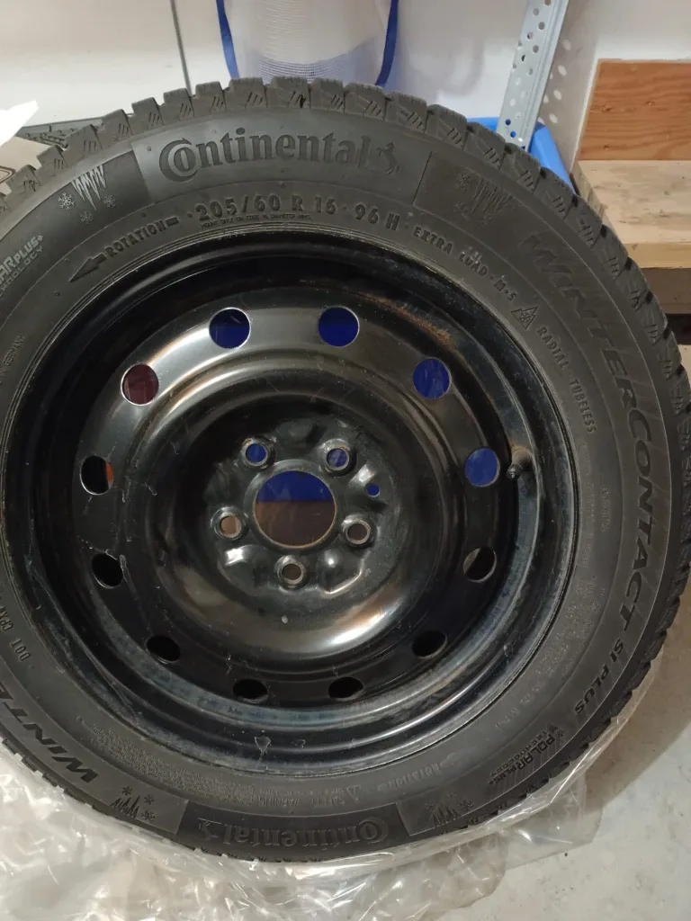 Continental WinterContact SI Plus 205/60R16 Tire