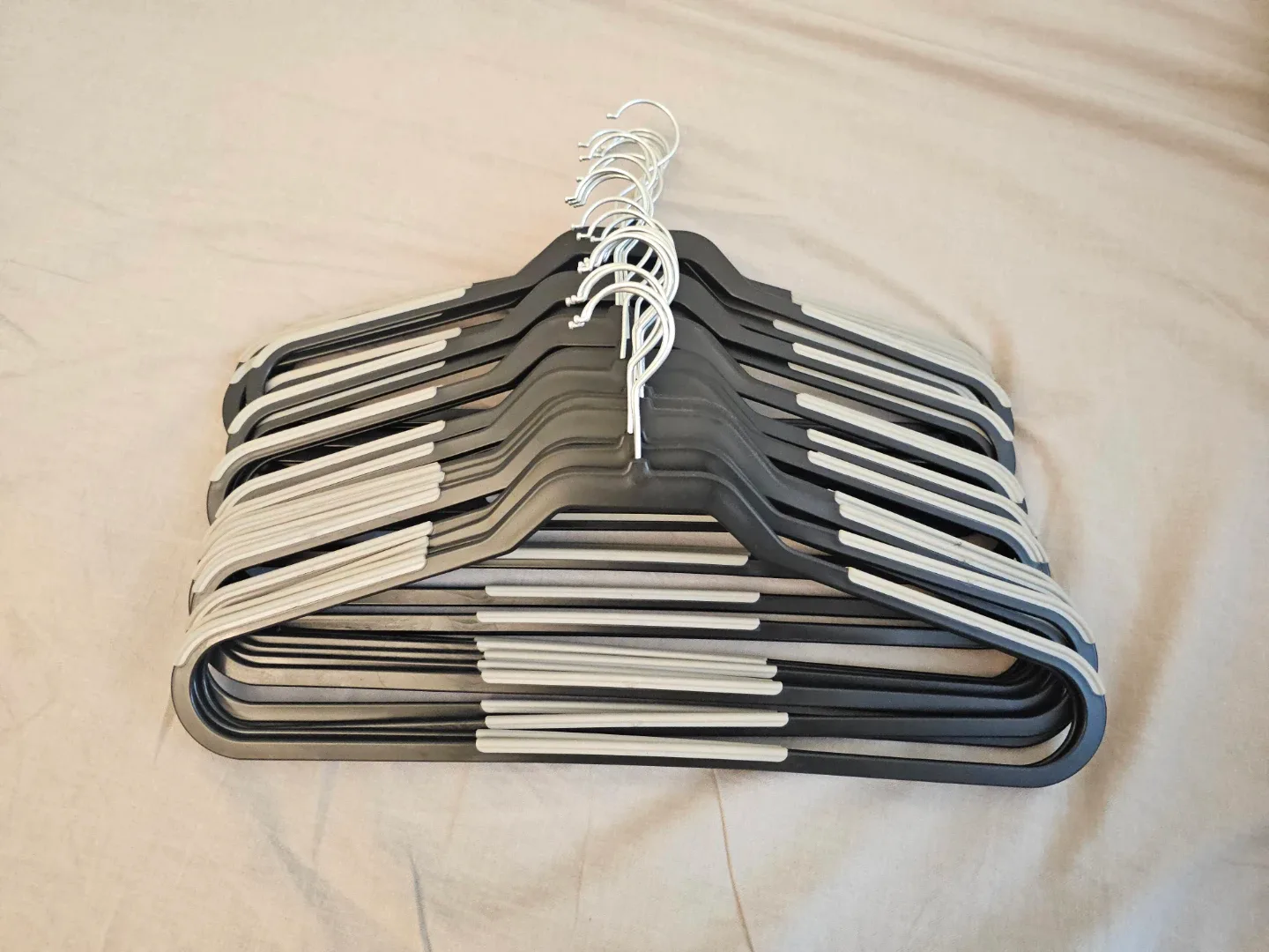 25 Clothes Hangers - Black & Grey image indicator(2)