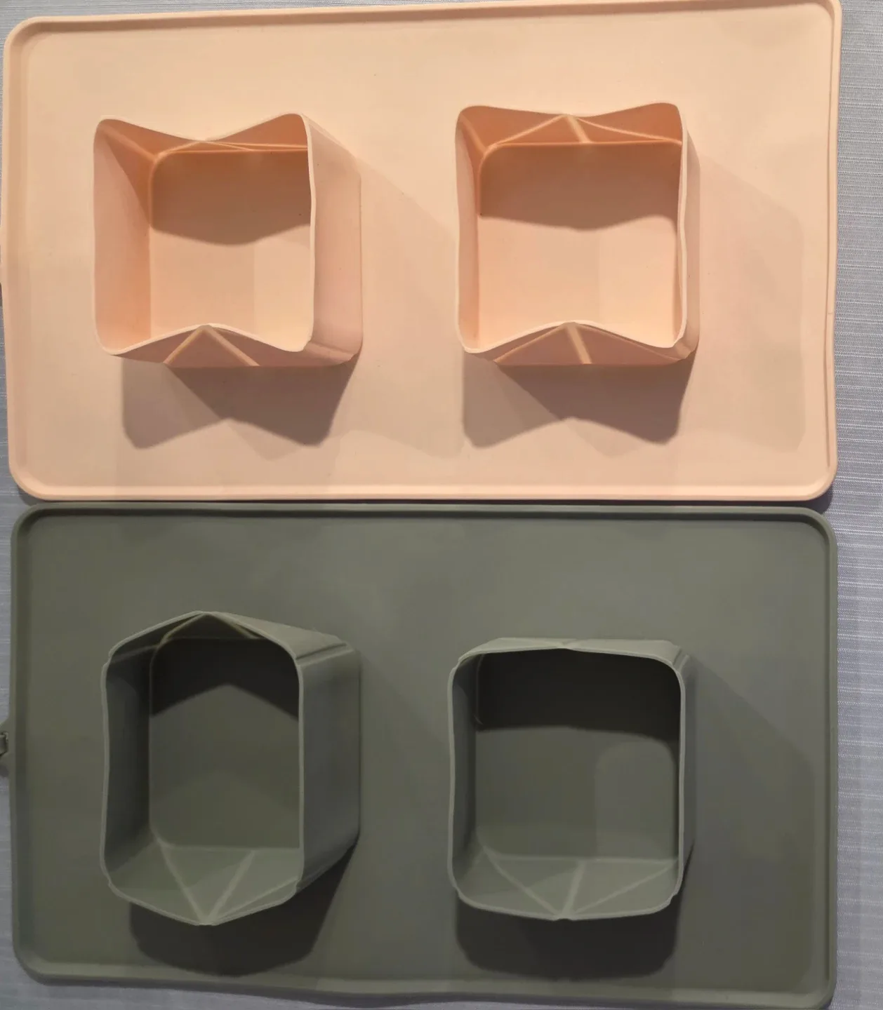 2 new pet silicone bowls.