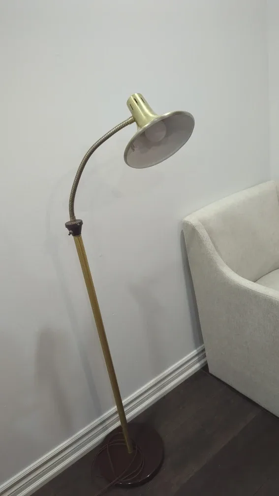 Vintage Brass Floor Lamp image indicator(2)