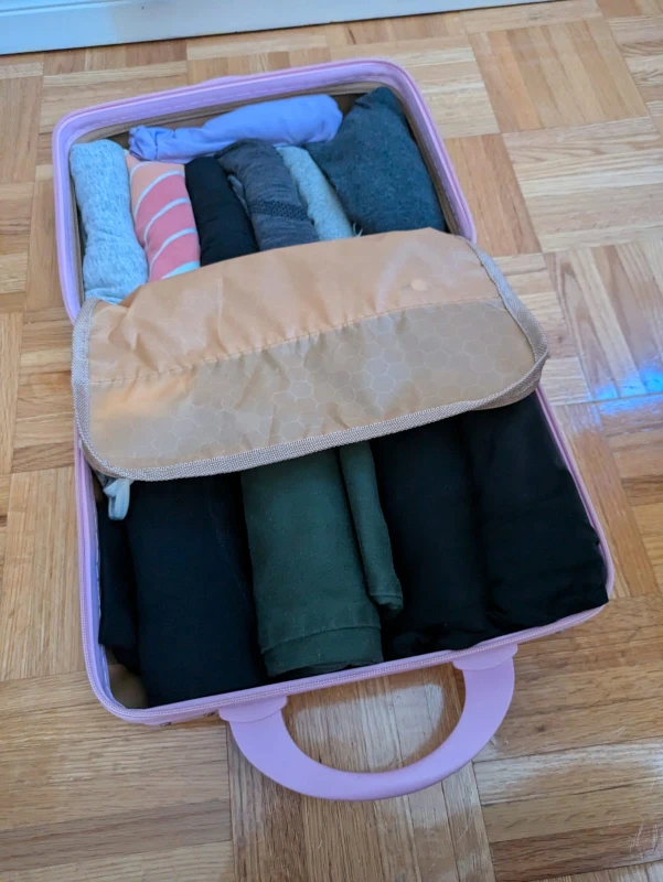 Cute 14 inch pink luggage/suitcase - photo 3