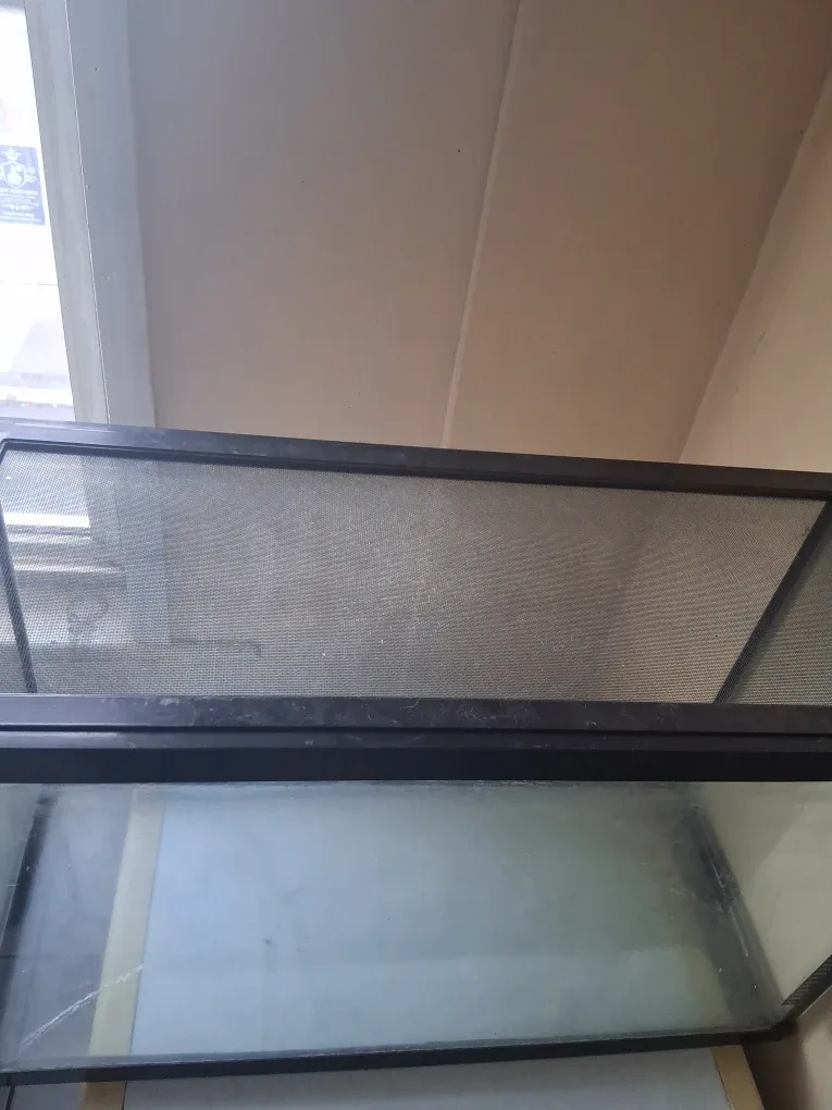 Used Fish Tank with Screen Lid image indicator(3)