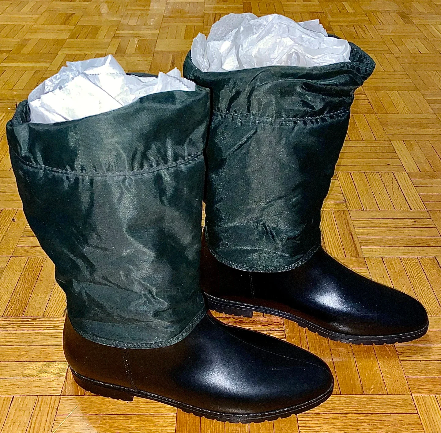 MAPLE LEAF SHOE. Women's Rain & Snow Boot, Black. Size: 9 image indicator(2)