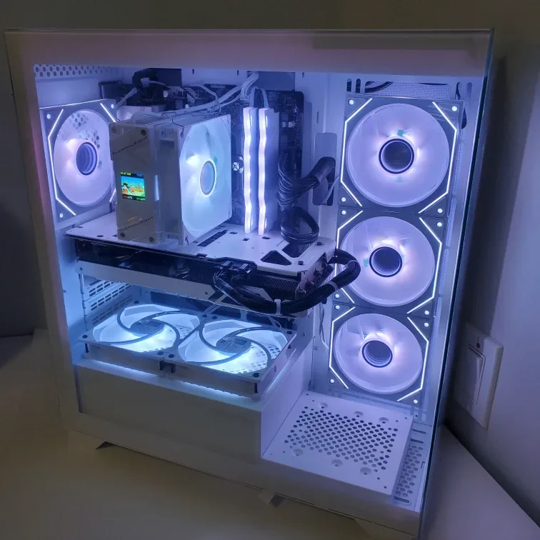 White build: Ryzen 5600xt / Rtx 3070 / 32g ram / 1tb ssd image indicator(2)