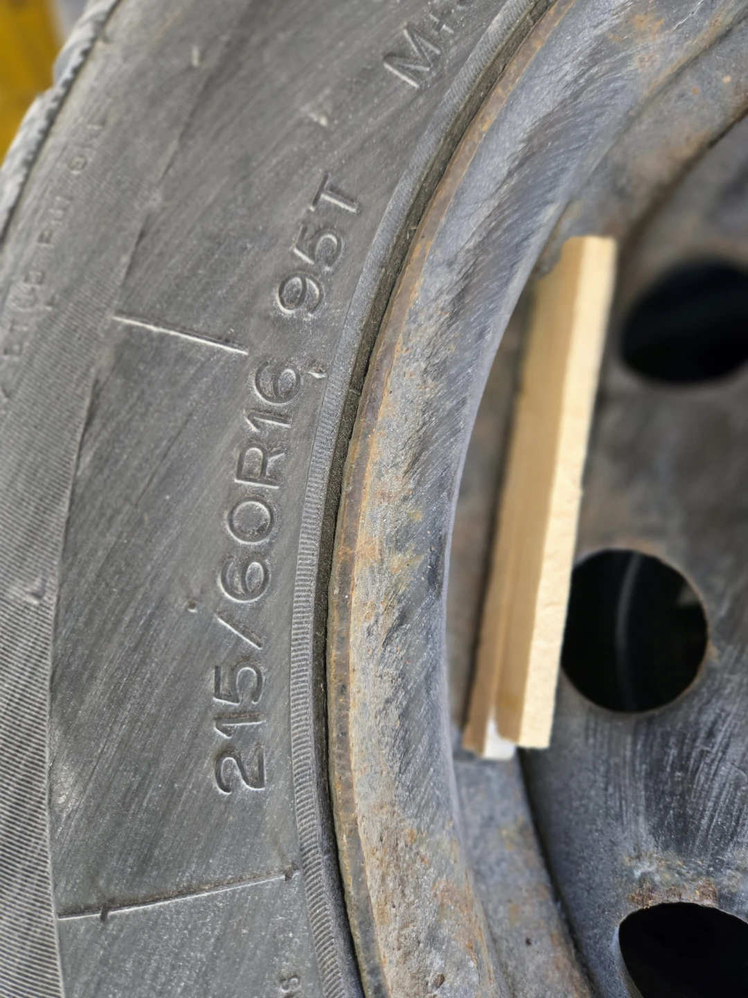 Uniroyal Ice & Snow 215/60R16 95T Winter Tires - photo 4