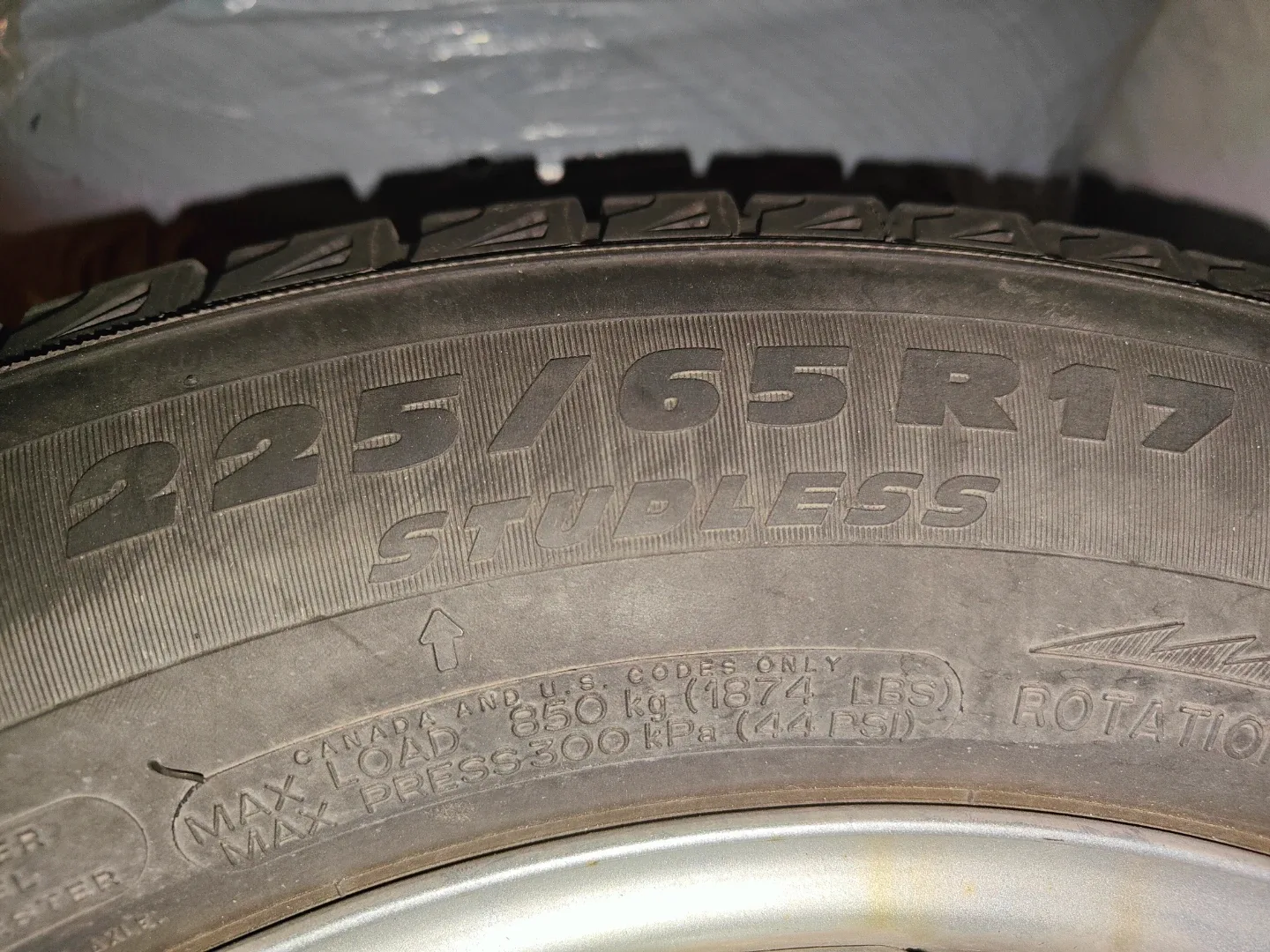 Michelin Latitude X-Ice 225/65R17 Winter Tires image indicator(2)