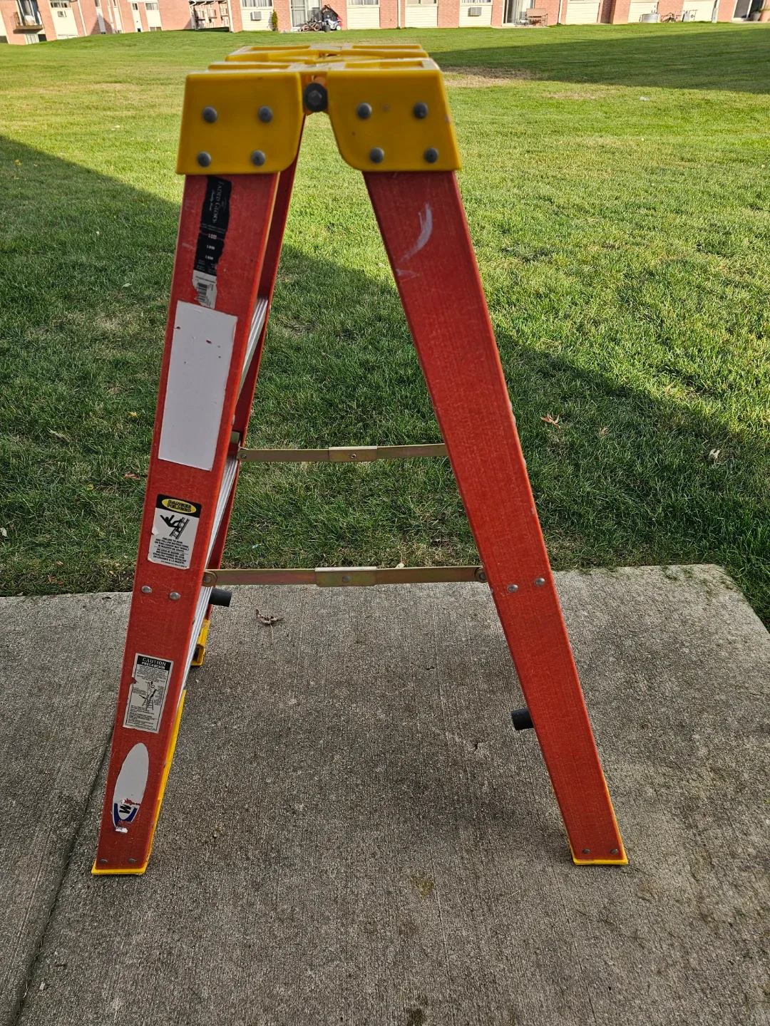 Werner 4ft Fiberglass Step Ladder - 300 lbs image indicator(3)