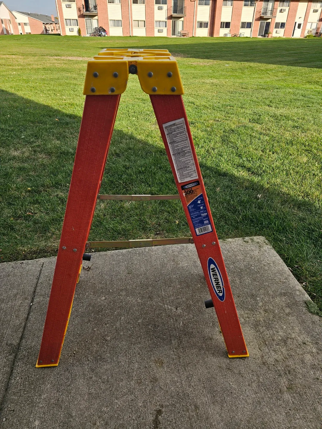 Werner 4ft Fiberglass Step Ladder - 300 lbs image indicator(4)